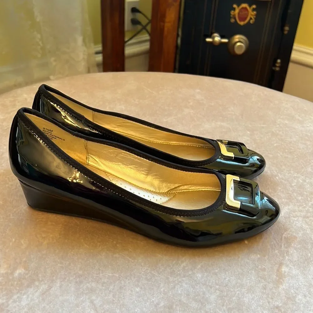 Bandolino Sz 9.5 Classic Black Patent Wedge Gold Buckle Toe Dress Shoes EUC